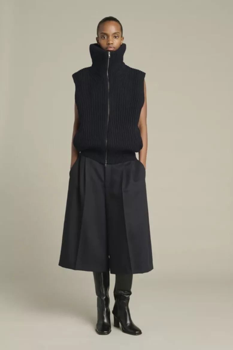 Look Soeur automne-hiver 2026 – cardigan sans manches et jupe-culotte en laine vierge