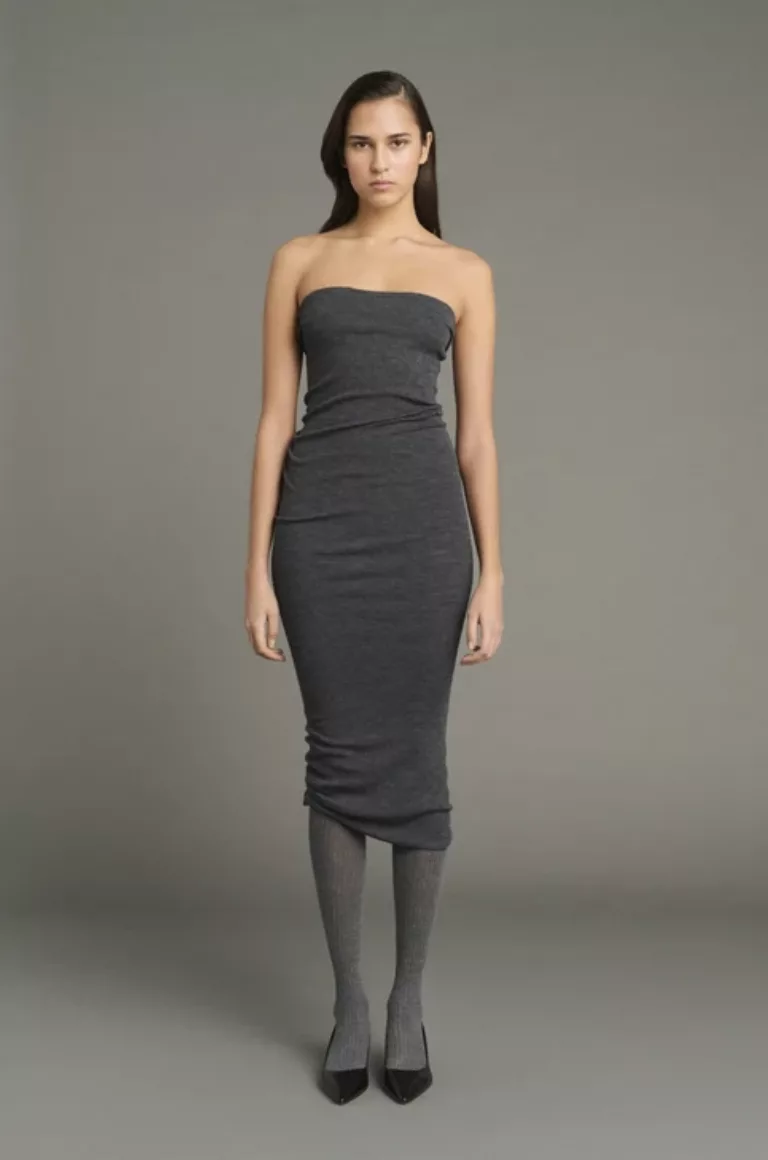 Look Soeur automne-hiver 2026 – robe tube bustier en laine côtelée grise