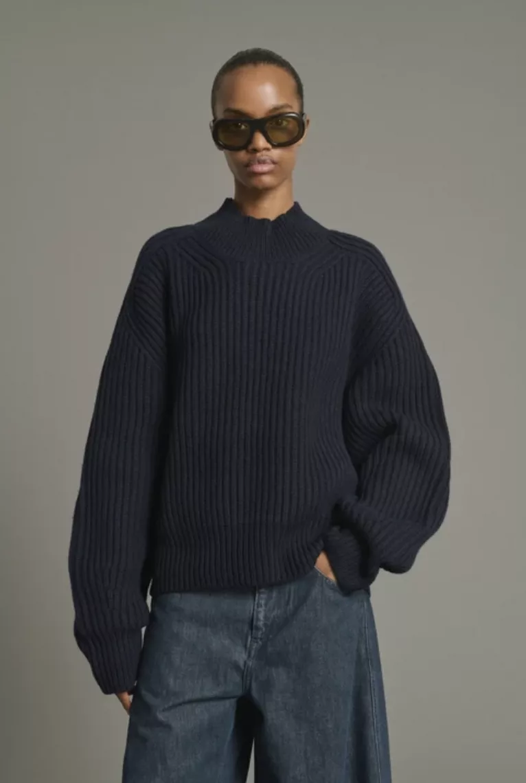 Look Soeur automne-hiver 2026 – pull oversize en laine mérinos bleu marine et jean large