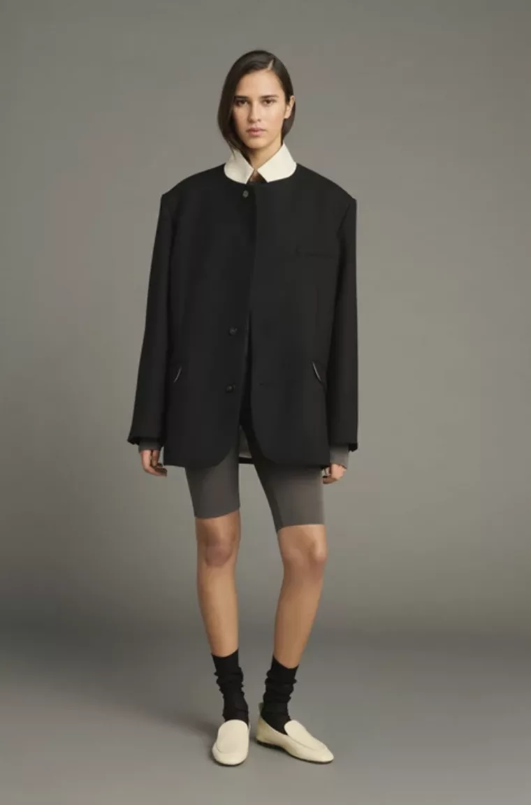 Look Soeur automne-hiver 2026 – veste oversize noire à col retourné beige, short cycliste et mocassins crème