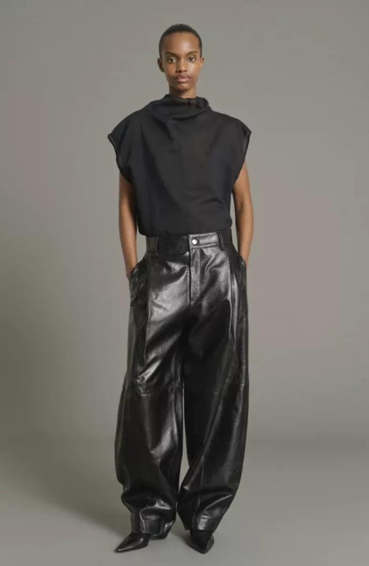 Look Soeur automne-hiver 2026 – pantalon barrel en cuir noir et top sans manches à col drapé