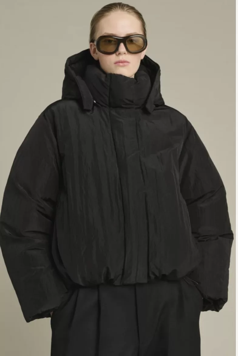 Look Soeur automne-hiver 2026 – doudoune réversible noire à capuche et pantalon à pinces