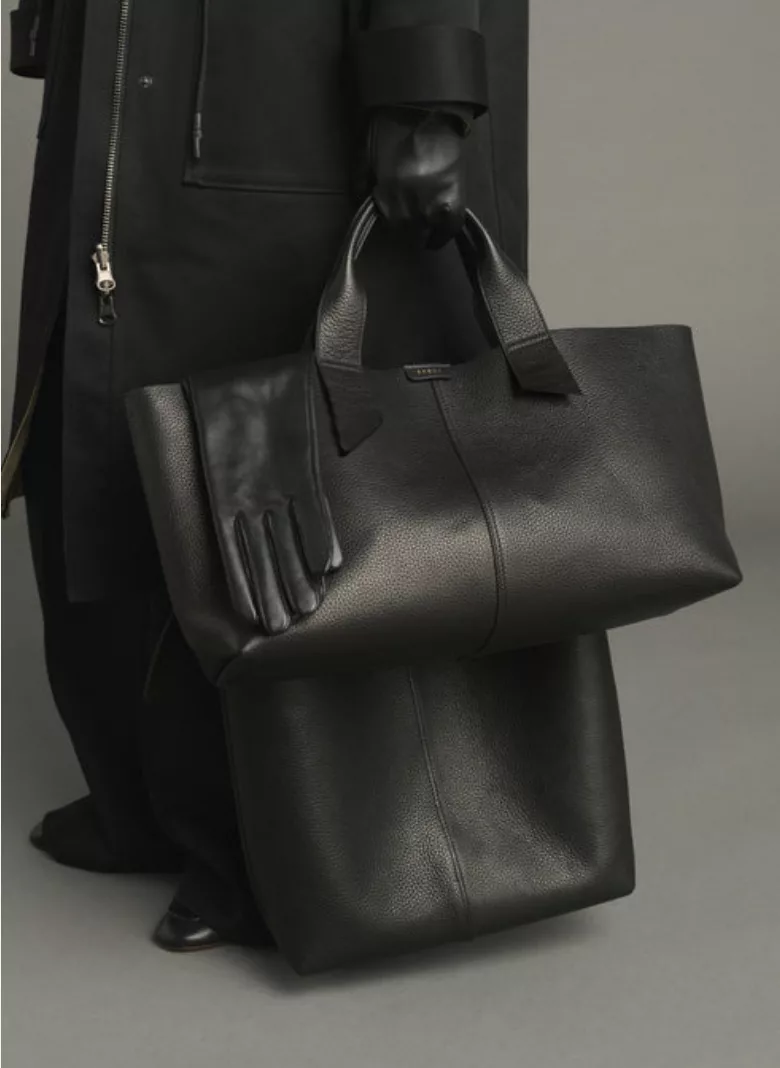 Soeur automne-hiver 2026 – sac cabas allongé en cuir grainé noir