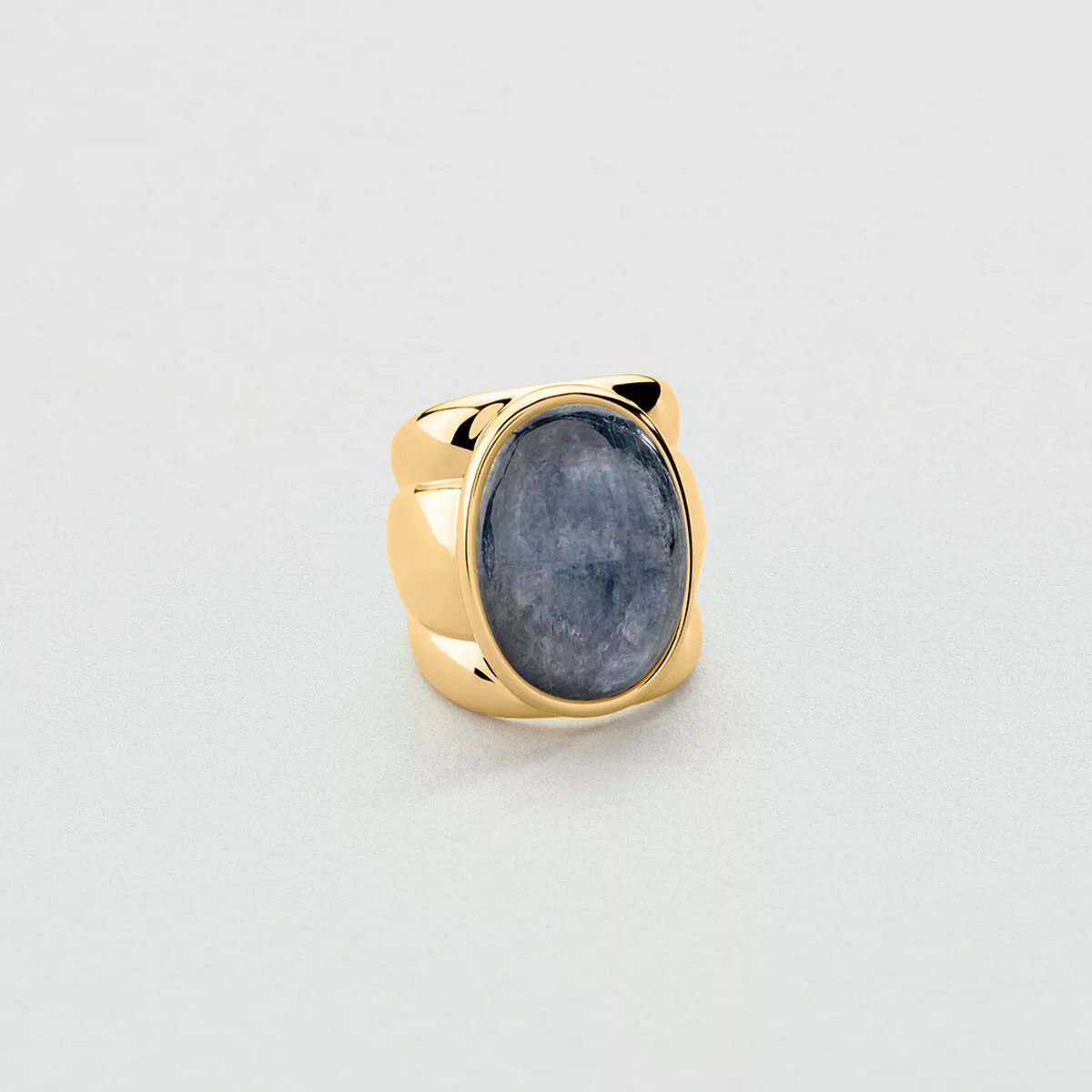 Bague large La Riviera Agatha dorée à la kyanite bleue