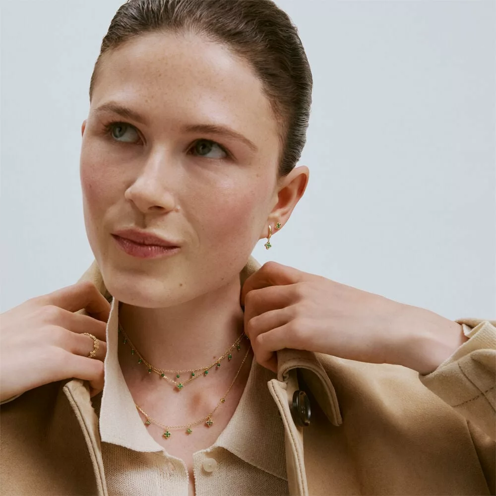 Collier court Beloved Agatha à fleurs vertes porté avec un trench
