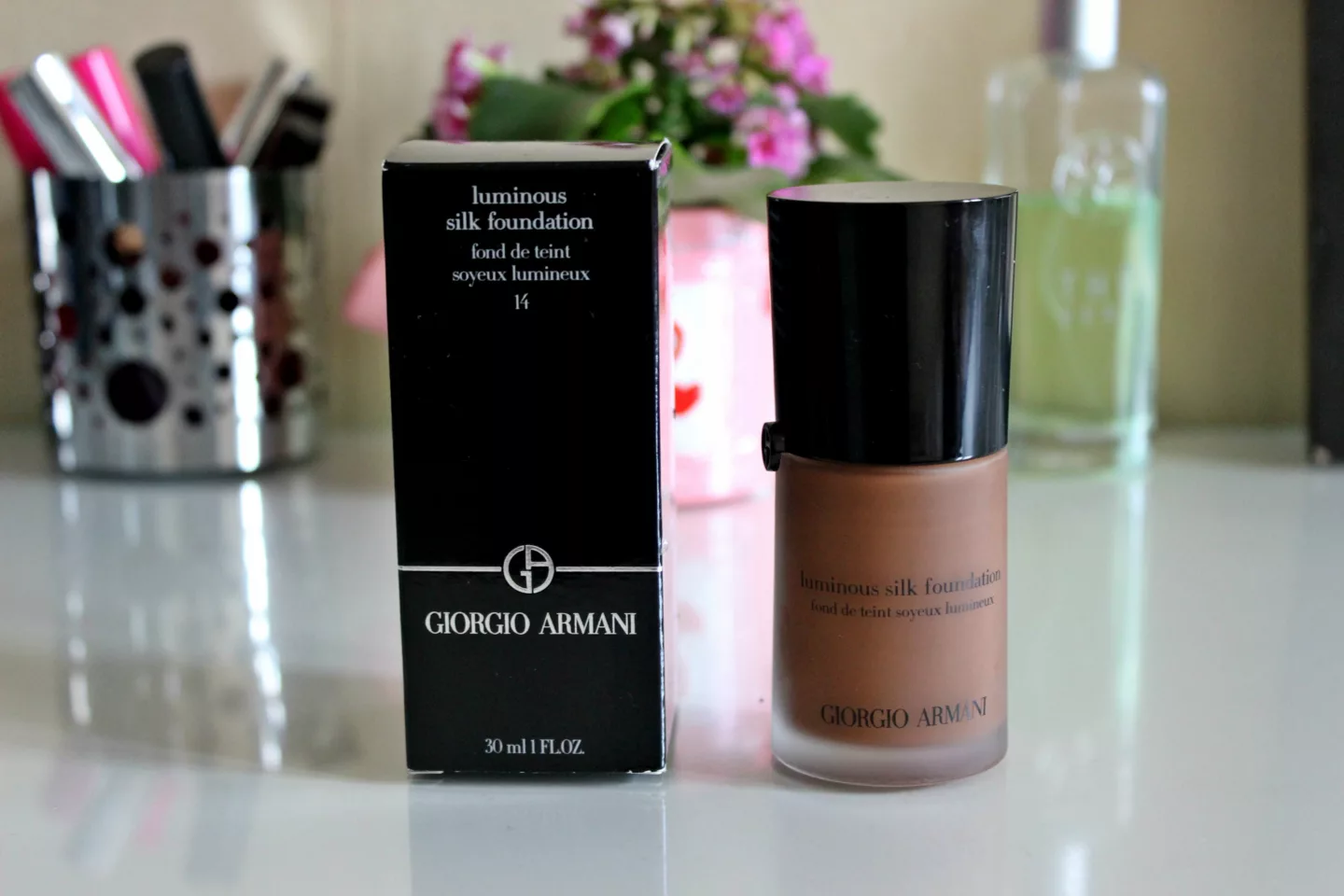 Coffret et flacon du fond de teint Giorgio Armani Luminous Silk, teinte 14 Cacao Foncé
