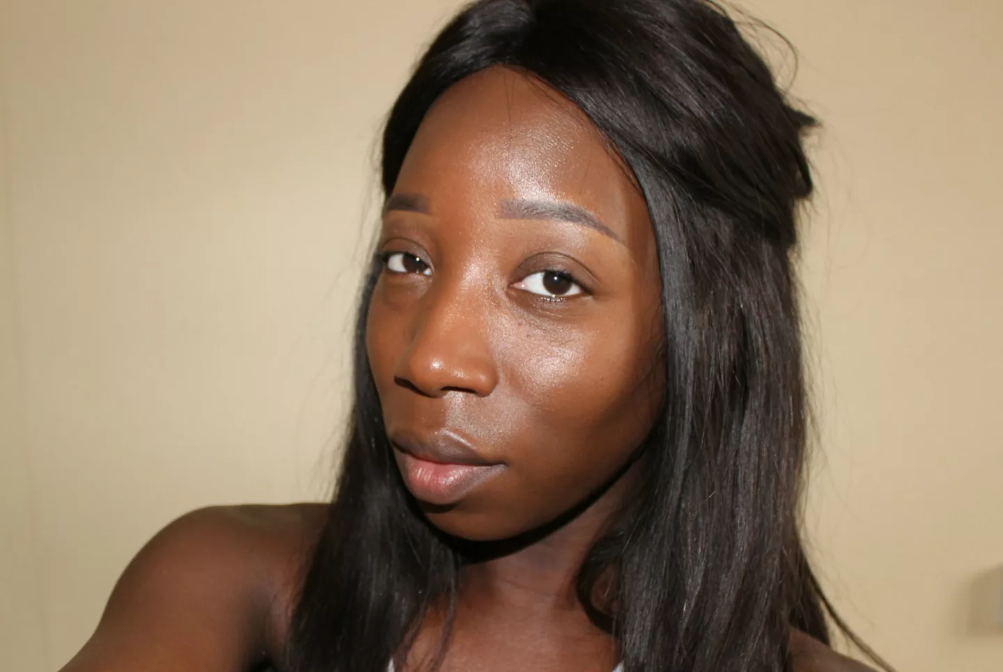 Rendu du fond de teint Armani Luminous Silk sur peau noire, fini lumineux