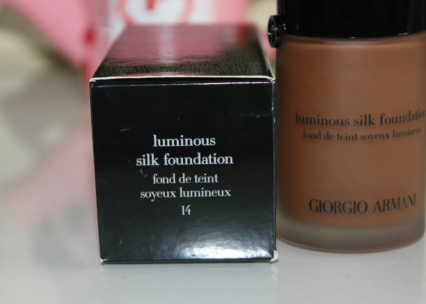 Boîte et flacon du fond de teint Armani Luminous Silk, teinte 14