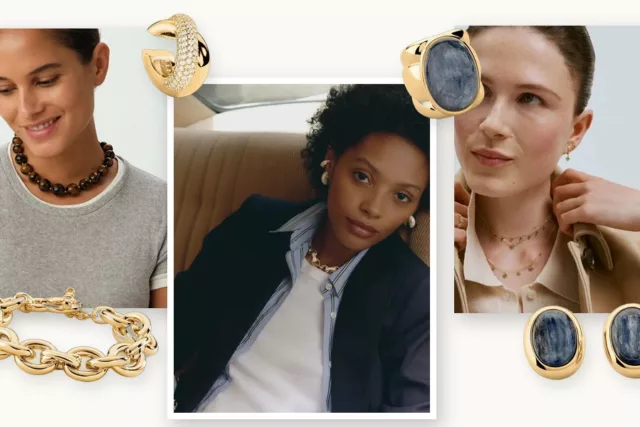 Collage de bijoux Agatha portés : collier Palais Royal, créoles pavées, colliers Beloved, bague et boucles d’oreilles La Riviera
