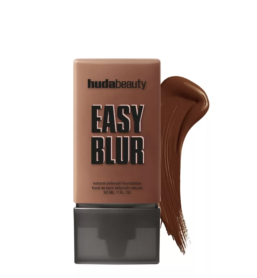 Fond de teint Huda Beauty Easy Blur et son swatch dans une teinte foncée